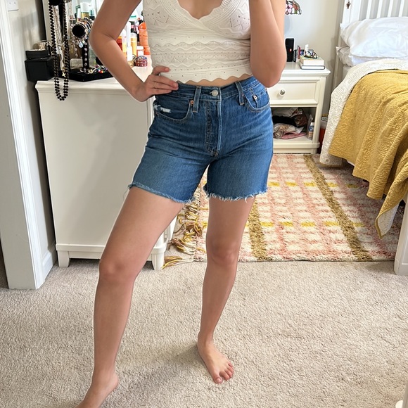 Levi's Denim Shorts 26 501 Mid Thigh Bermuda Jean Distressed Medium Wash Raw Hem - Picture 10 of 10